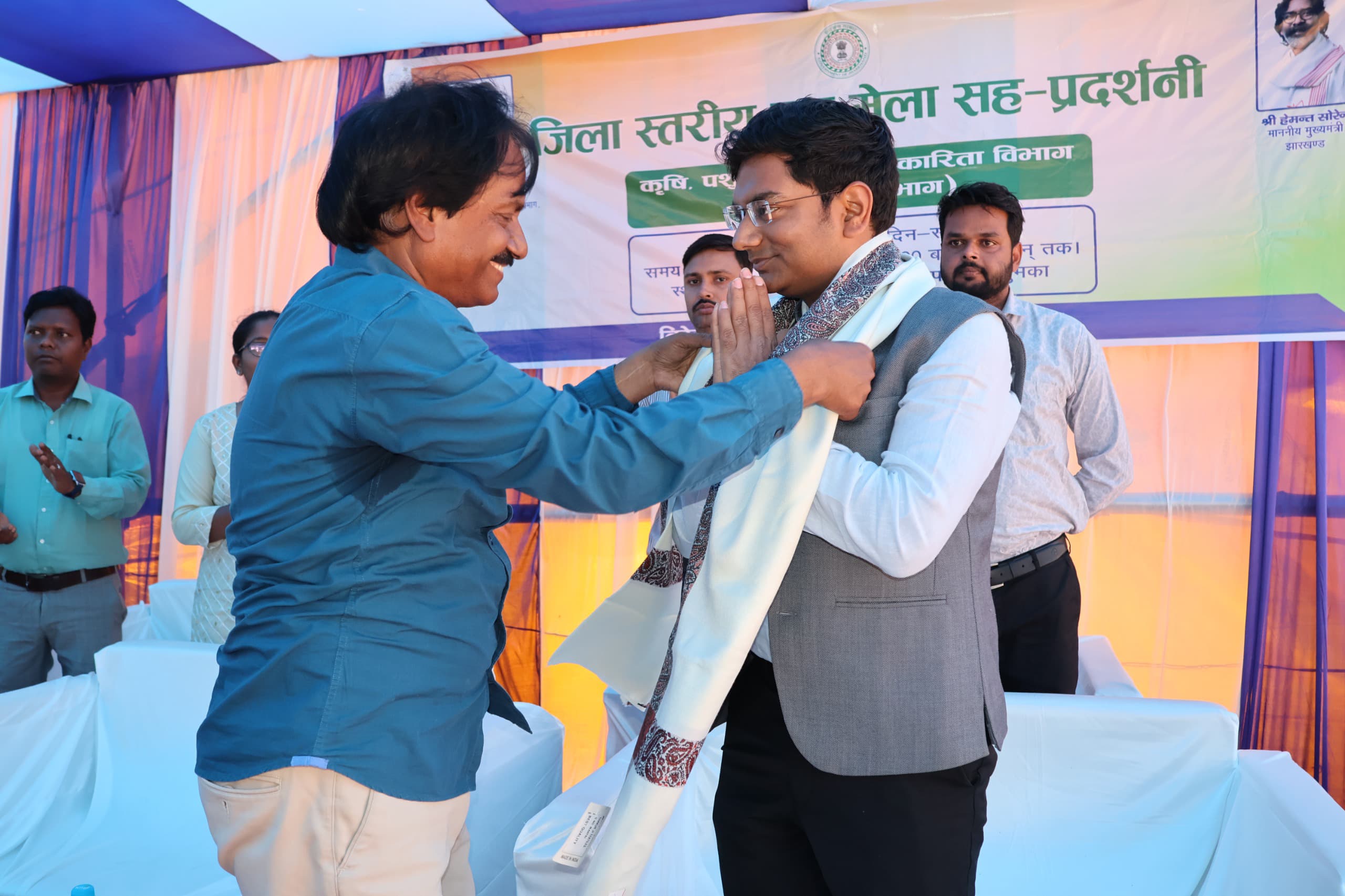 दुमका में जिला स्तरीय पशु मेला-सह-प्रदर्शनी का आयोजन, लाभुकों के बीच परिसंपत्तियों का वितरण